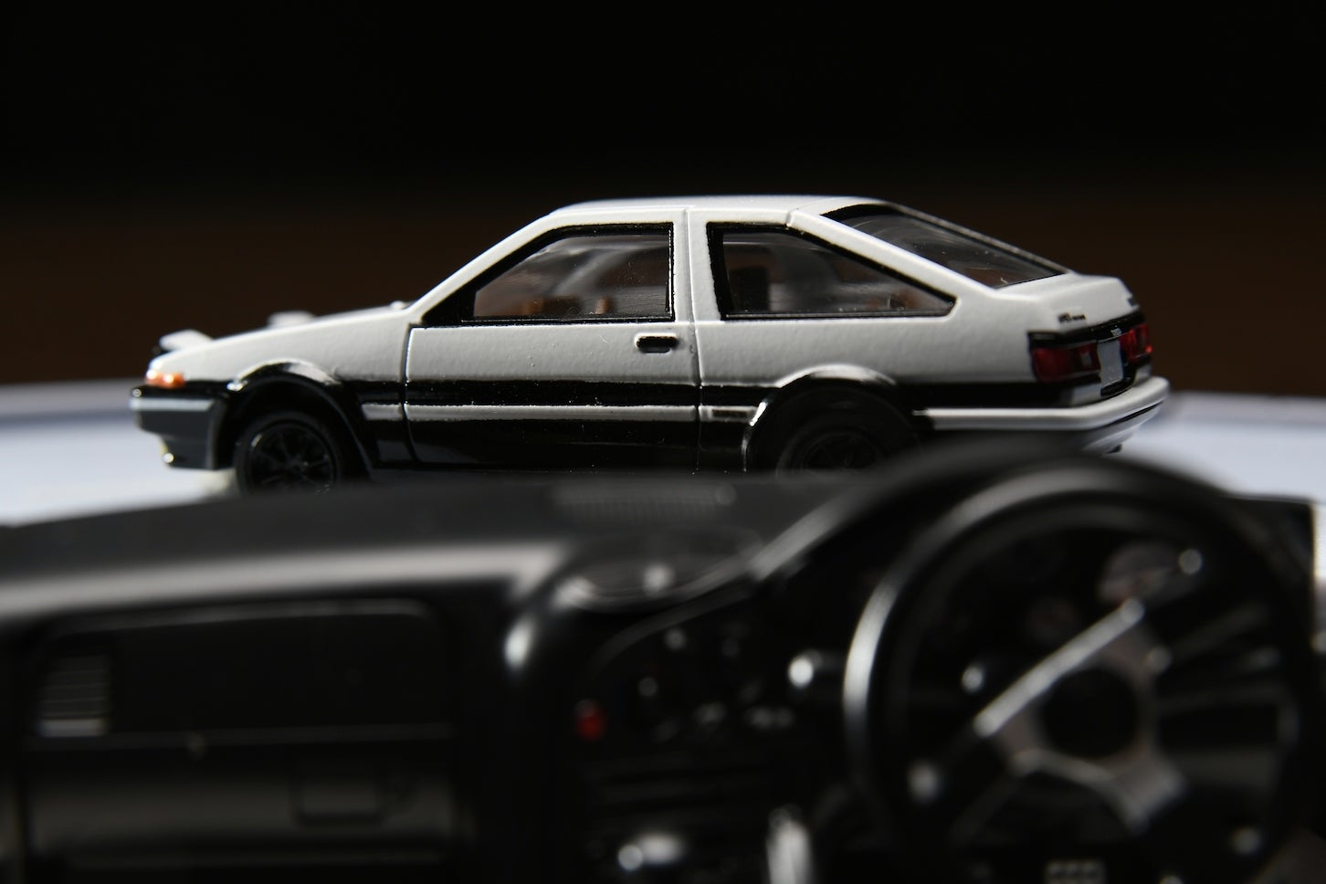 「STEERING VIEW」セットでは、ダッシュボード越しに白熱したカーチェイスシーンを再現するのが正しい楽しみ方だ。