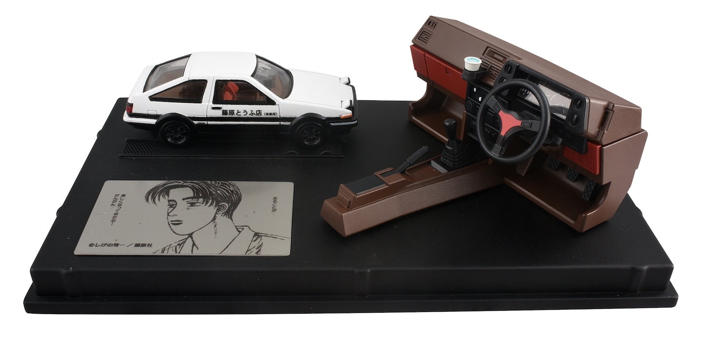 トミカプレミアム unlimited STEERING VIEW 頭文字D AE86 トレノ（第1巻仕様）。ダッシュボードは、速度メーターやカップホルダーにあるコップまで細かく再現。