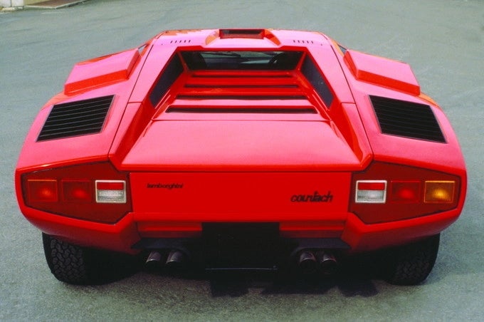 カウンタックの歴代モデルを振り返る。1974年から生産が始まり、「ライトウェイトスポーツカーのようにコンパクトで軽快」（下野氏）だったLP400。最高時速は公称300km/hを誇った。