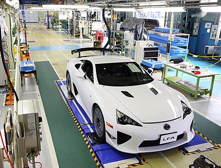 レクサスの2シータースポーツ「LFA」は、愛知県のトヨタ自動車元町工場で2012年12月14日までに500台を生産。1日1台のペースで丁寧に組み立てられていた。