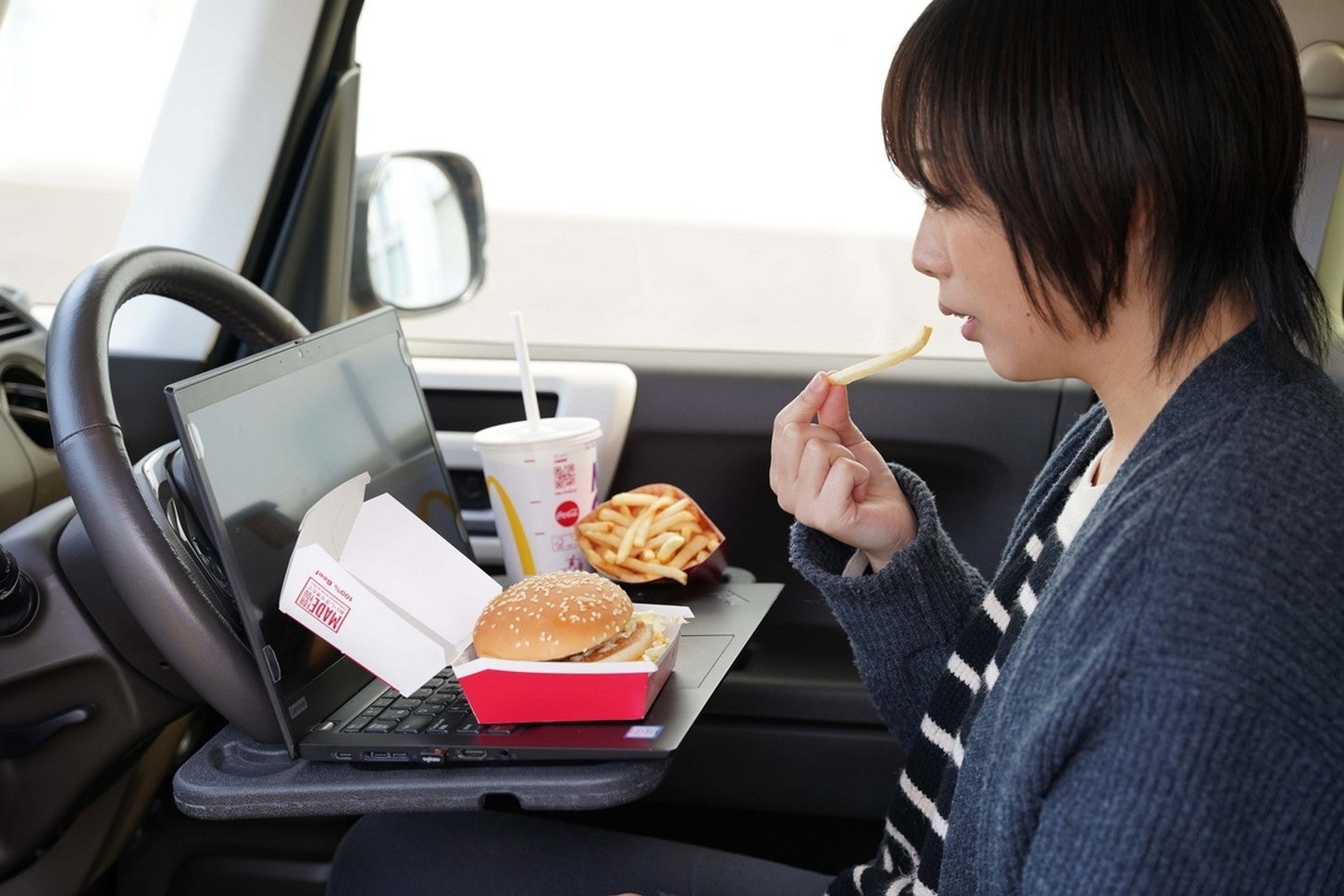パソコンを開いたまま食事できなくはない……？