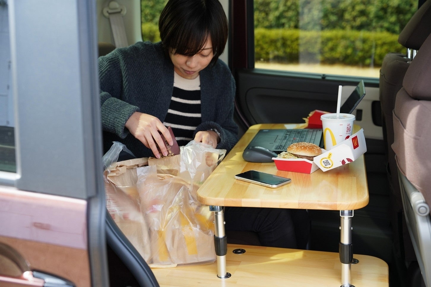 アシスタント「デザート発見！ いただきますね〜」コヤマ「あっ……それはボクの……」