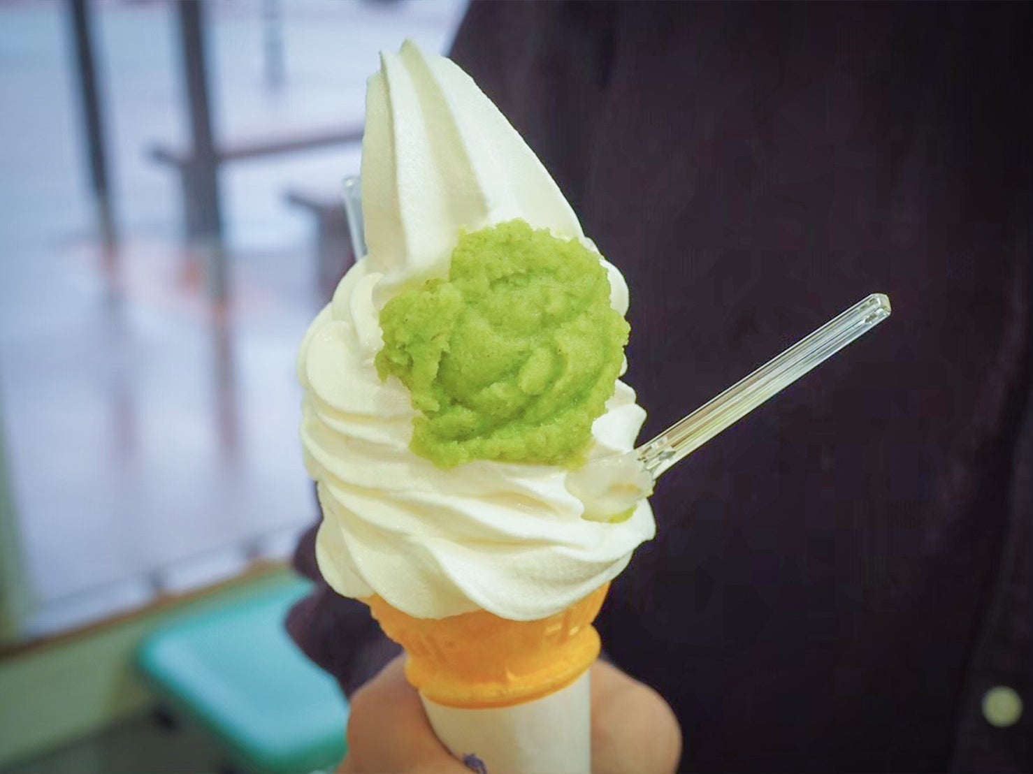道の駅 天城越えの敷地内にある「天城わさびの里」名物のわさびソフトクリームです。こちらはソフトクリームにわさびが練り込まれたタイプではなく、ミルクソフトに擦り下ろしわさびを塗ったタイプです。そのため、上手に両者を混ぜながら食べることが美味しく食べるための秘訣です。