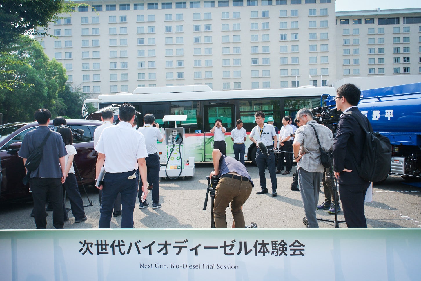 いすゞ自動車、平野石油、ユーグレナ、マツダの4社による次世代バイオディーゼル体験会の様子。