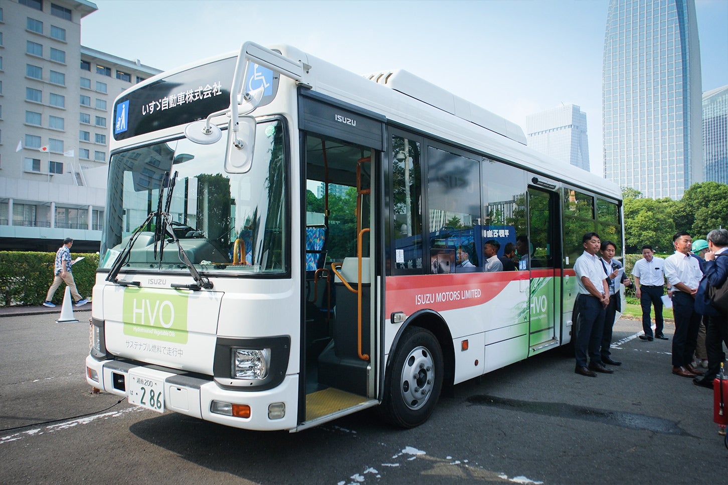 いすゞのHVO燃料で走行するバス。2024年10月からいすゞ藤沢工場と栃木工場の通勤バスとして運用中。