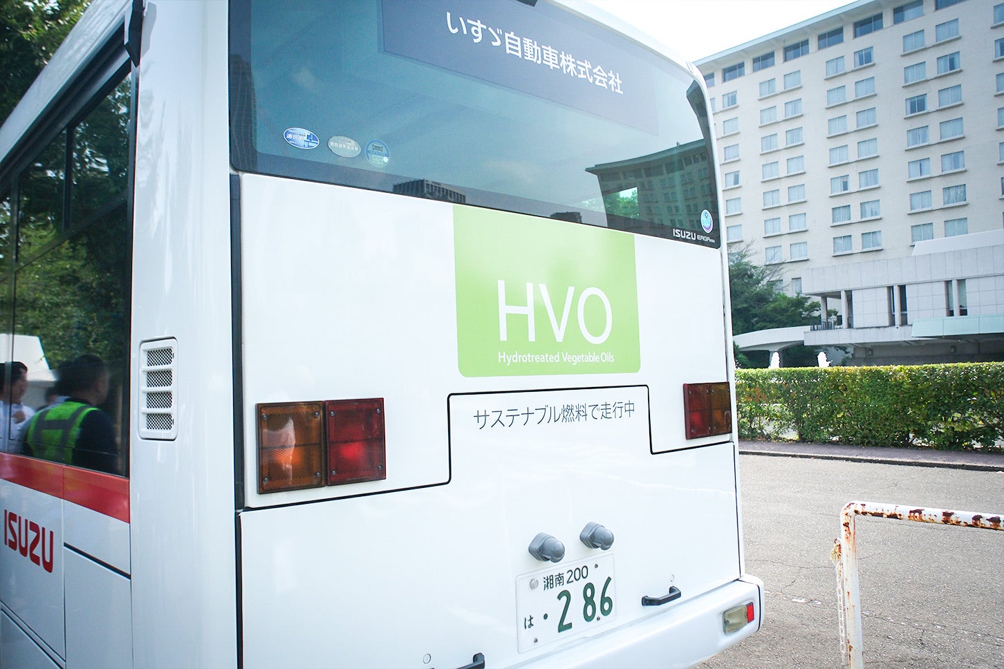 いすゞのHVO燃料で走行するバス。2024年10月からいすゞ藤沢工場と栃木工場の通勤バスとして運用中。