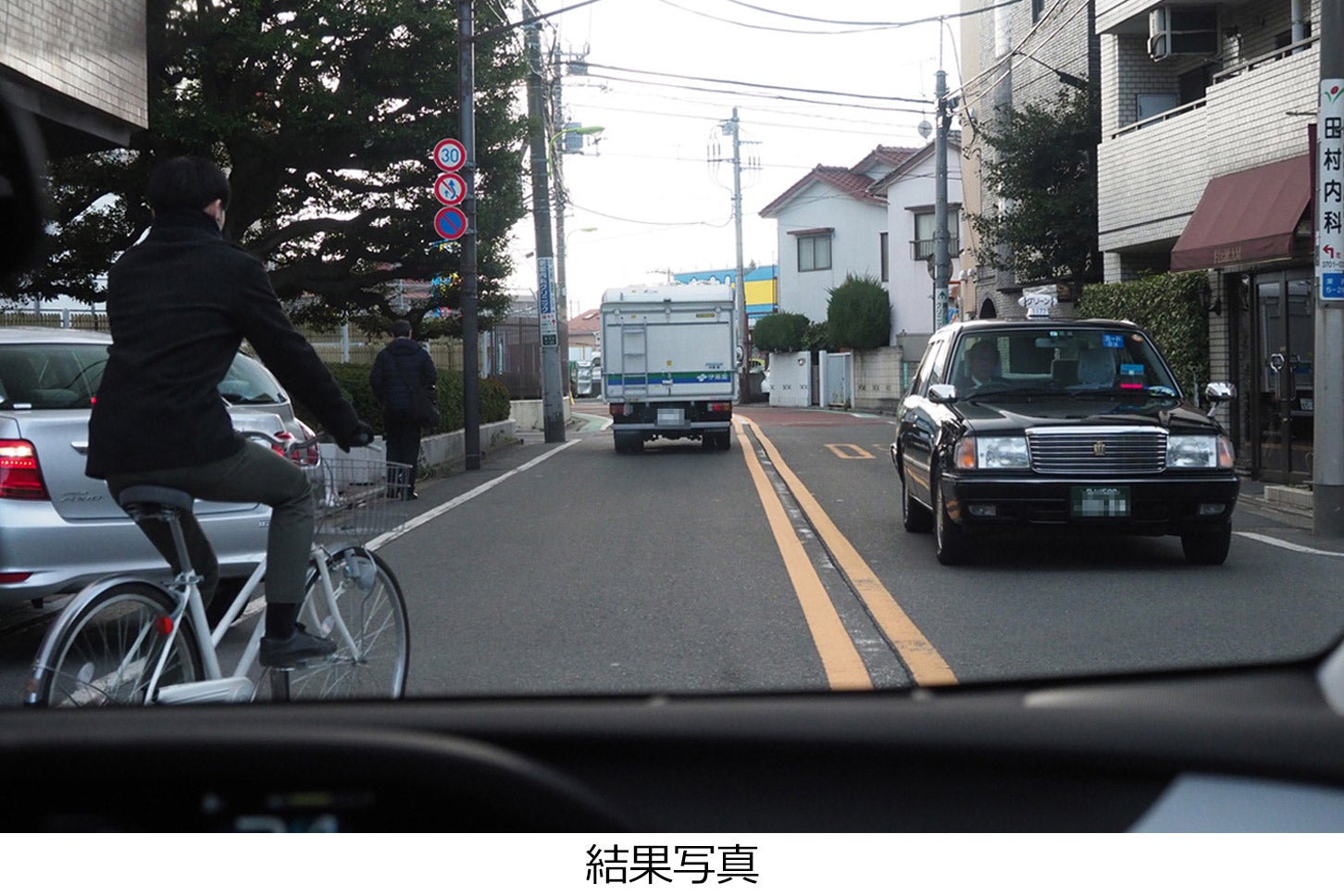 自転車が駐車場からバックで出てきた車を避けて、こちらにはみ出してきました。