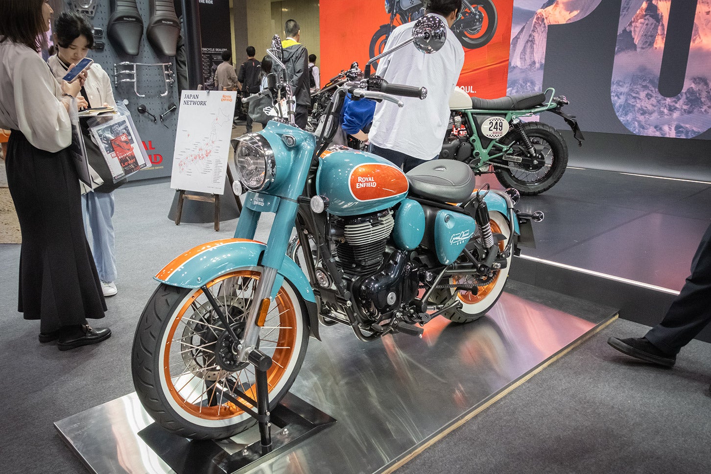 東京モーターサイクルショー2025でのロイヤルエンフィールドブースの様子。ゴアンクラシック350はブース中央に配置され、注目を浴びていた。