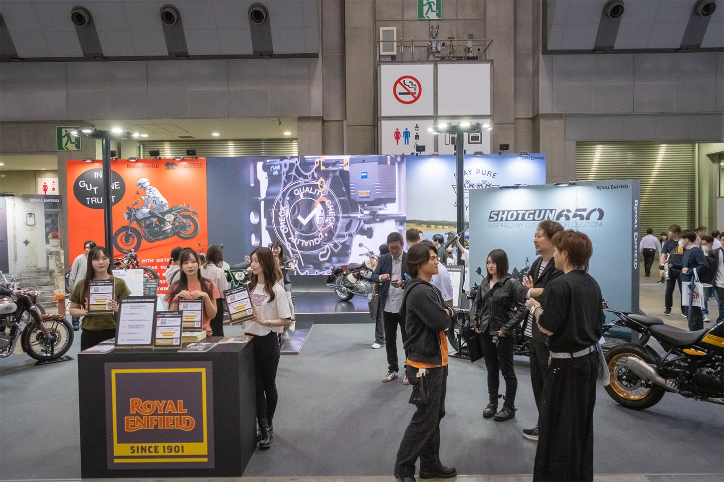 東京モーターサイクルショー2025でのロイヤルエンフィールドブースの様子。ゴアンクラシック350はブース中央に配置され、注目を浴びていた。
