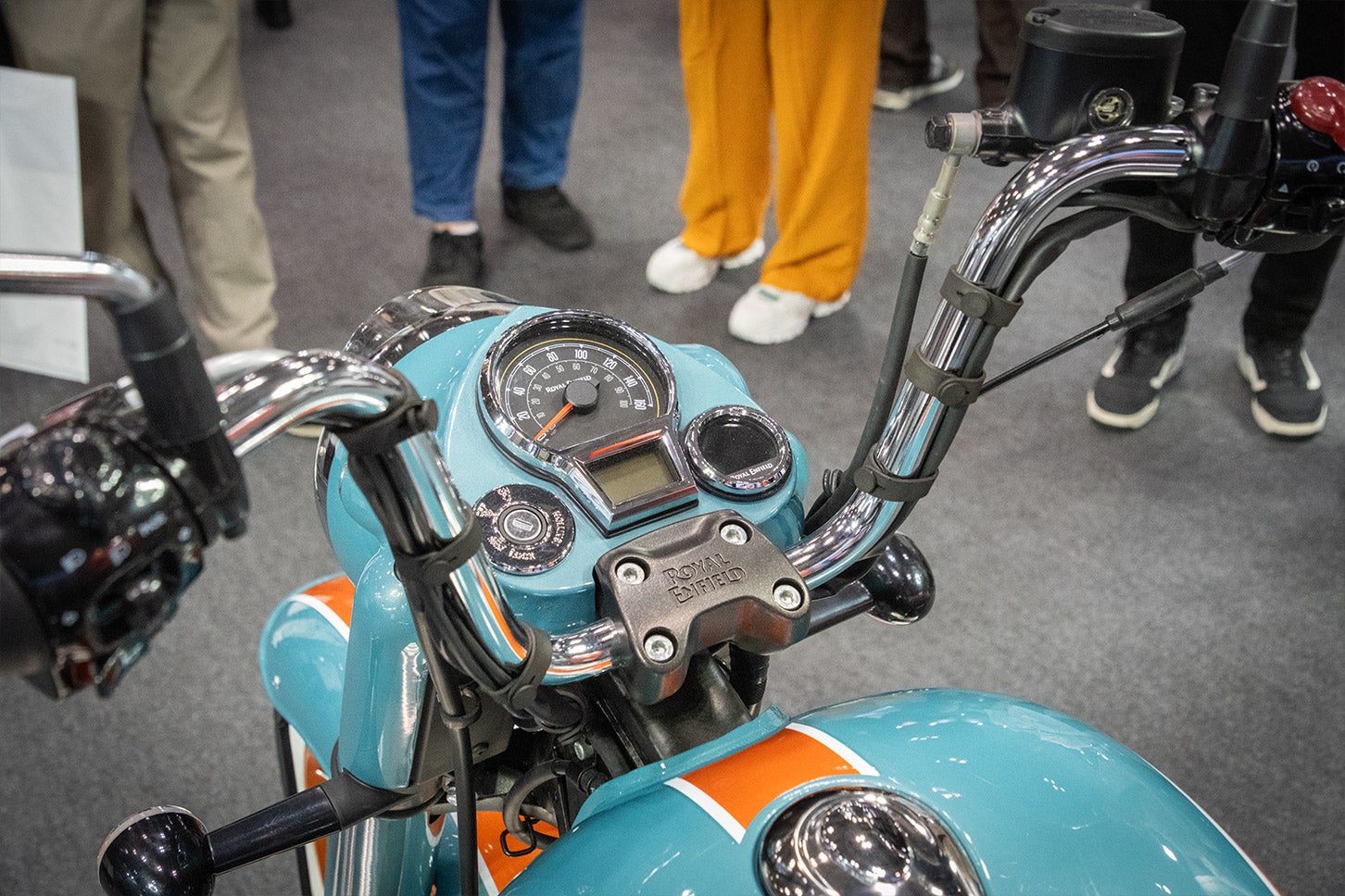東京モーターサイクルショー2025でのロイヤルエンフィールドブースの様子。ゴアンクラシック350はブース中央に配置され、注目を浴びていた。