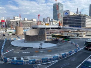 工事が進む新宿駅西口の風景。（2025年8月末時点）