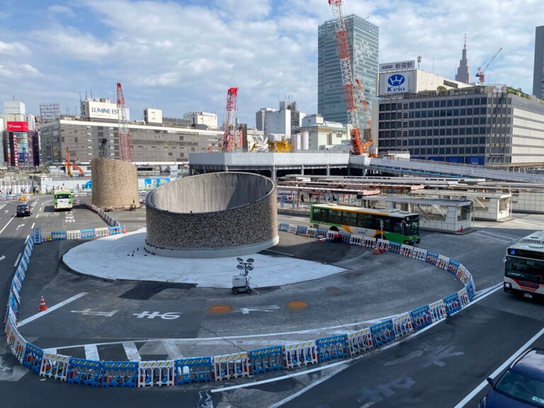 工事が進む新宿駅西口の風景。（2025年8月末時点）