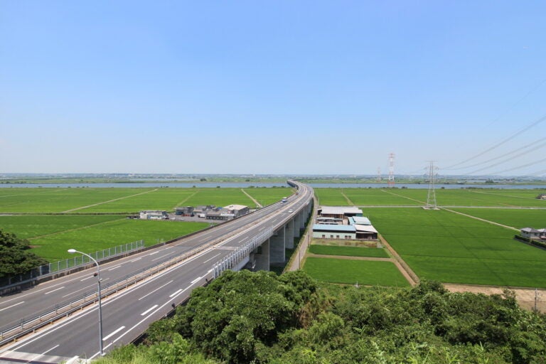東関東道 利根川橋付近の様子。利根川を渡った先に潮来ICがある。