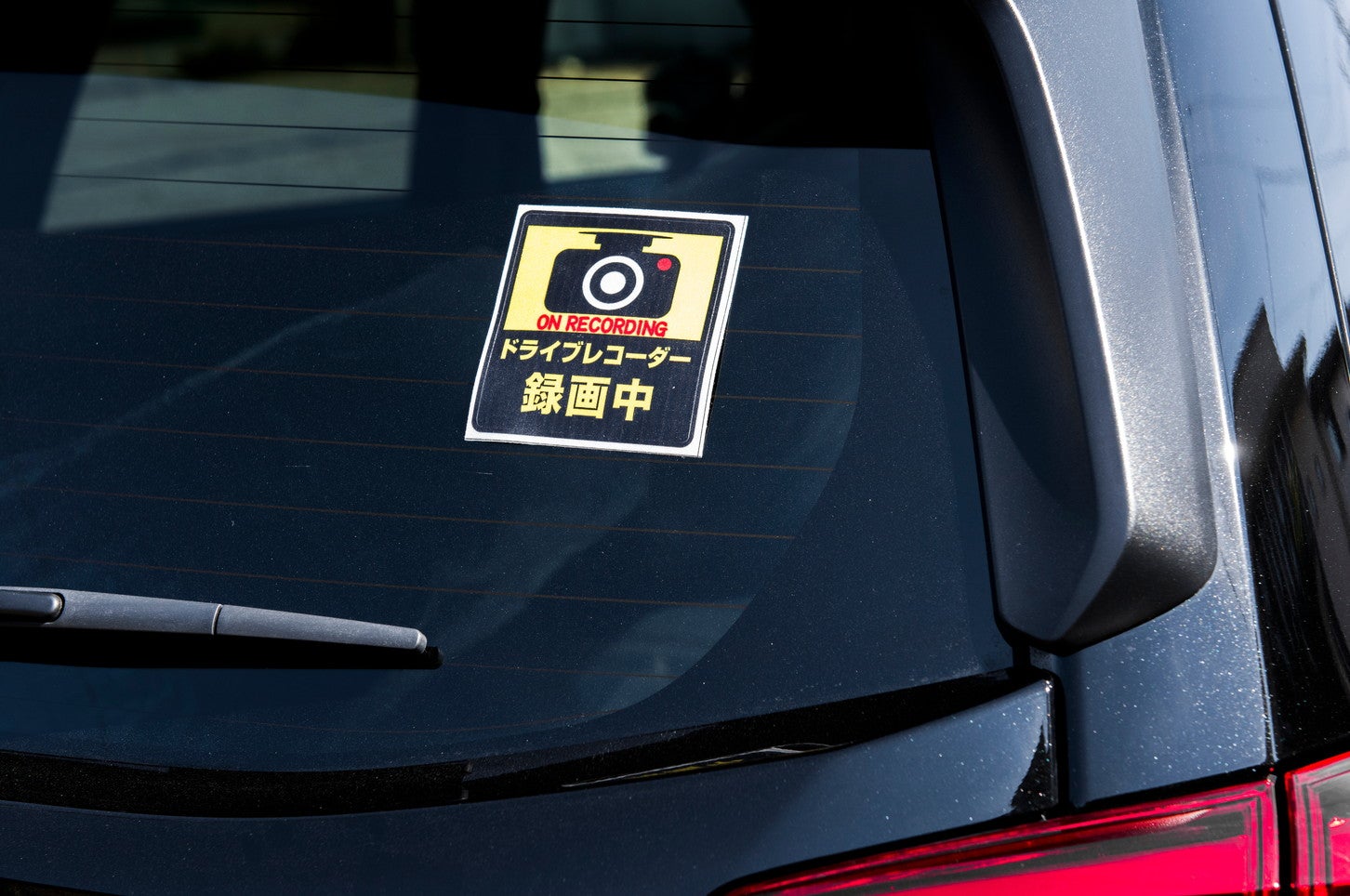 ドライブレコーダーのステッカー。(c)lastpresent – stock.adobe.com