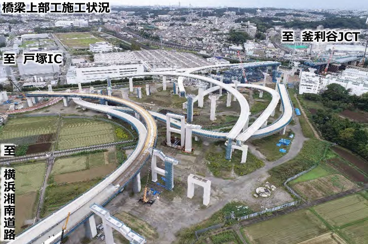 横浜環状南線 栄IC・JCT橋梁工事の様子。2022年10月撮影。