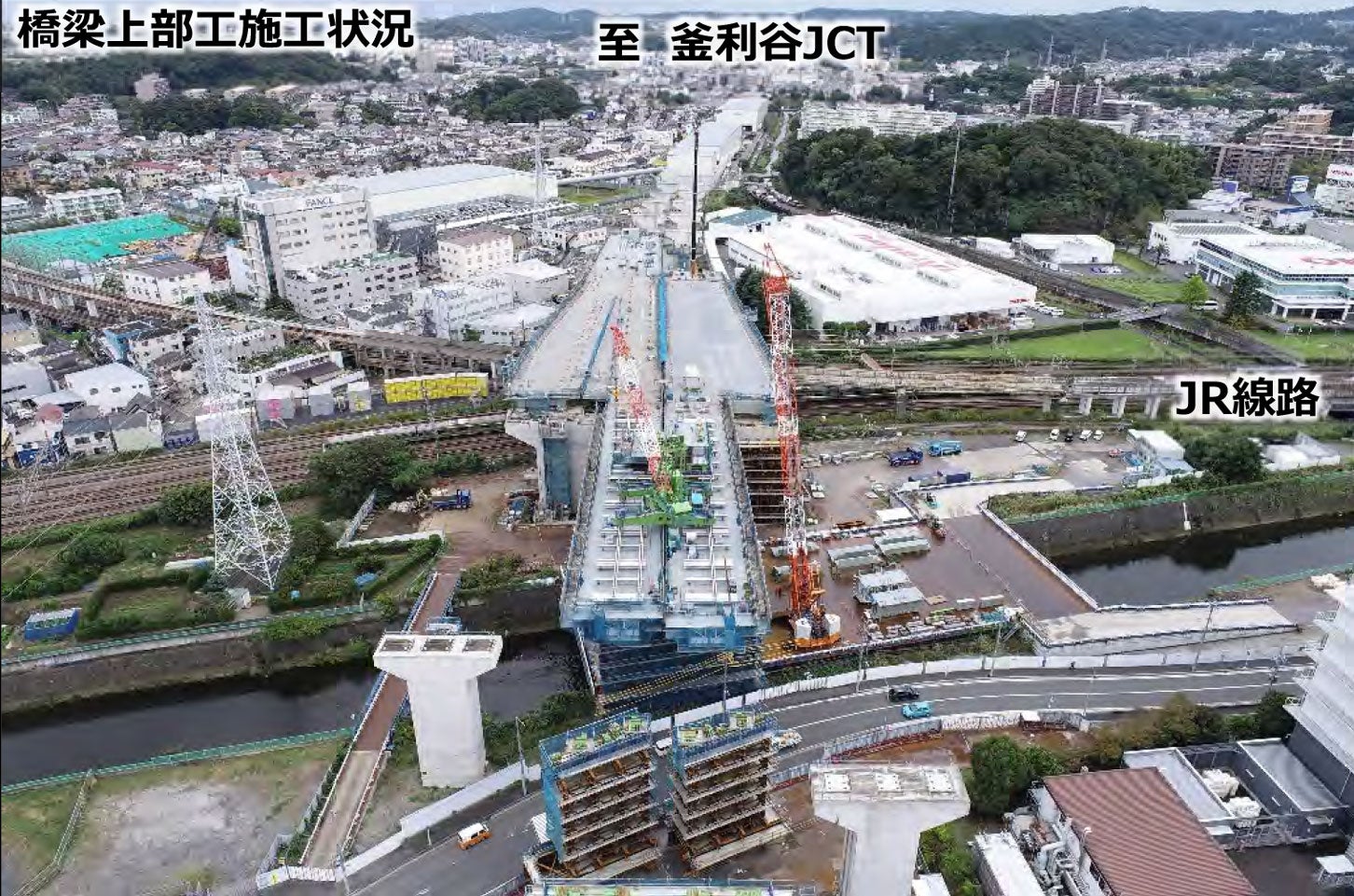 横浜環状南線 栄IC・JCT橋梁工事の様子。2022年10月撮影。