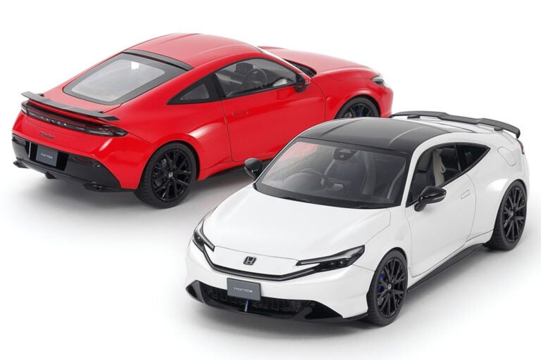 組立説明図にはパッケージと同じ2トーンカラー仕様はもちろん、レッドやブラック、グレイなど実車と同じ5種類の塗装ラインナップを収録。