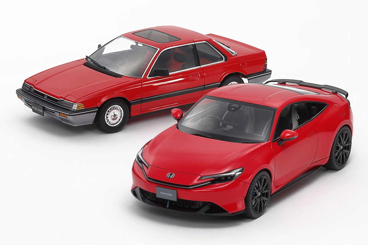 1983年12月に発売されたホンダ・プレリュードXXとの2ショット。40年以上の時を経て進化したスペシャリティクーペを作り比べるのも一興だ。