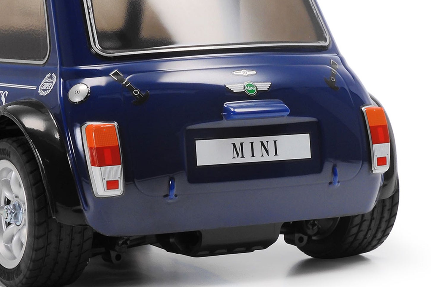 角型テールランプや横幅の広いリヤウインドウも特徴。バンパーレス仕様がレーシングムードをアップ。