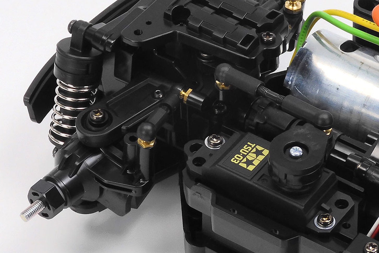 クセのない3分割のステアリング系は、サーボをフロント左サイドに搭載。