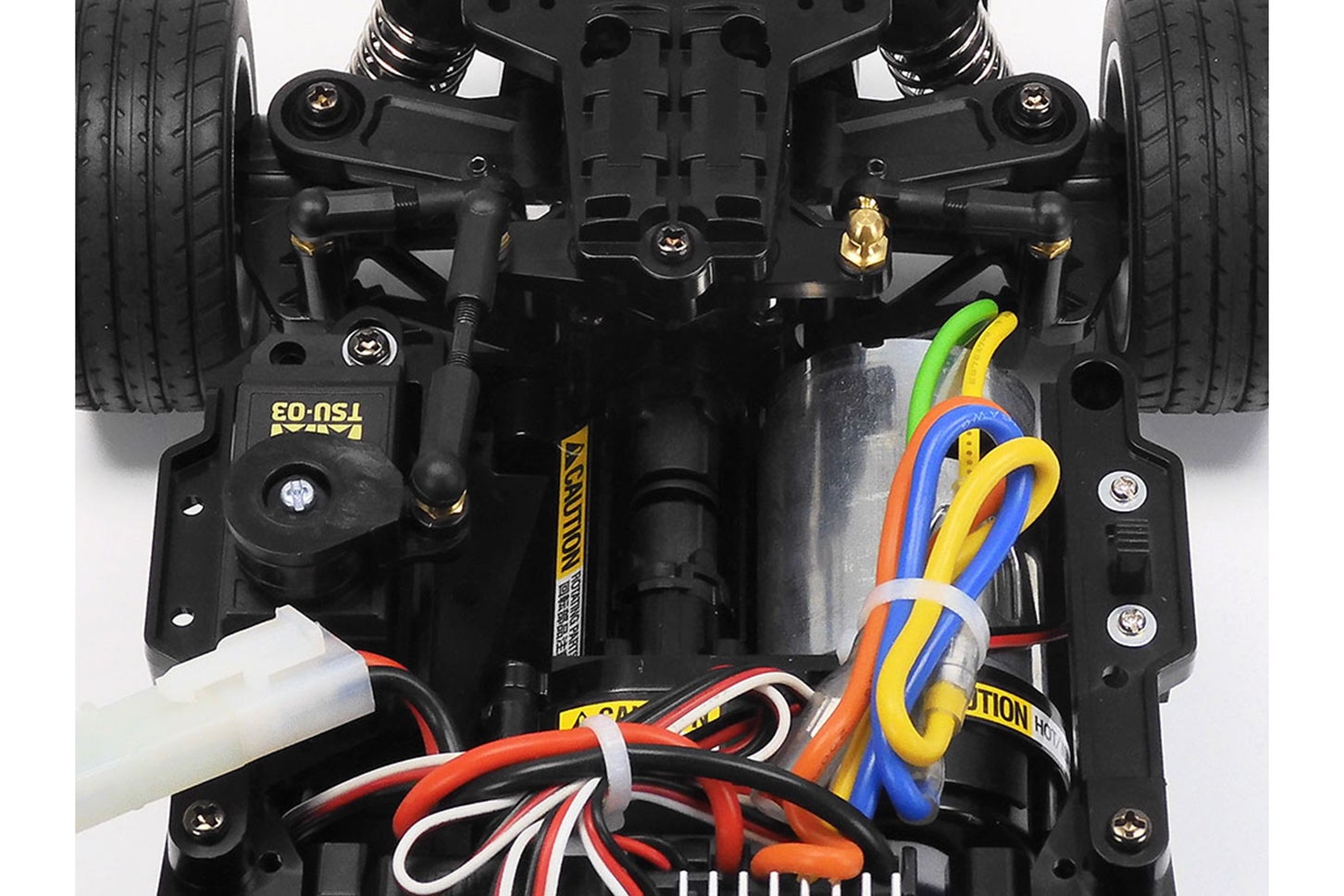 モーターはフロント右サイドに搭載。ギヤボックスから短いプロペラシャフトを介して、フロントデフに動力を伝達。