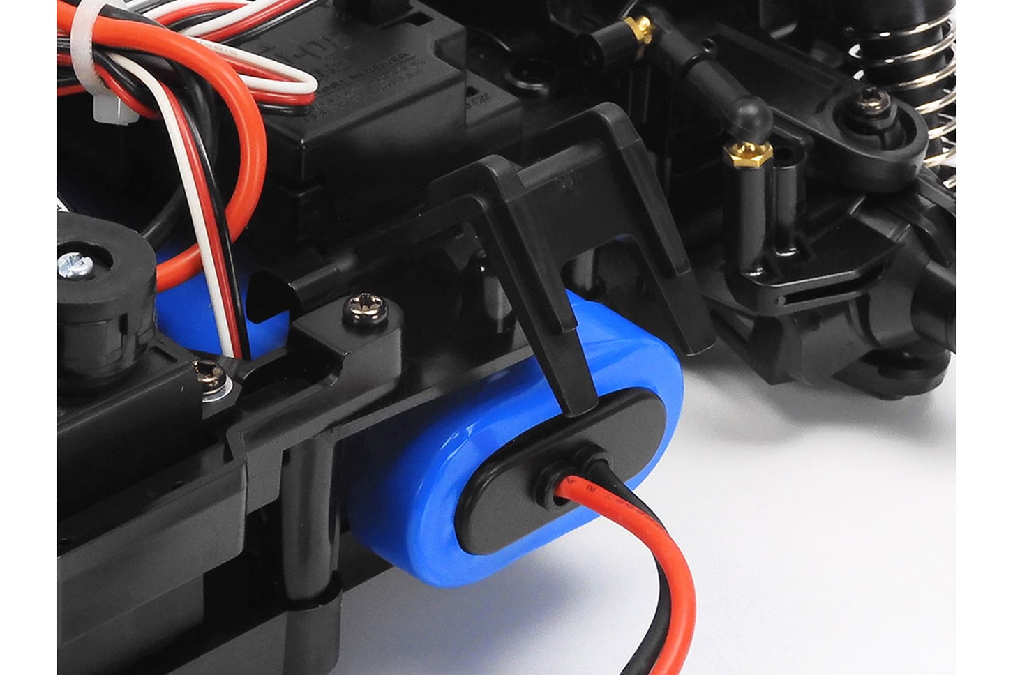 跳ね上げ式のホルダーを採用して、バッテリー交換もスピーディ。