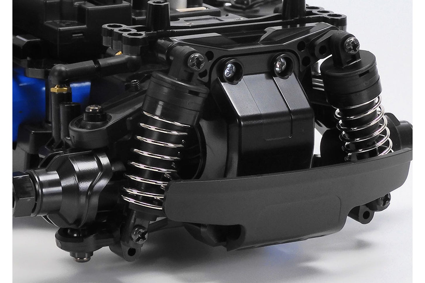 フリクションダンパーを装備したダブルウィッシュボーンのリヤサスペンション。