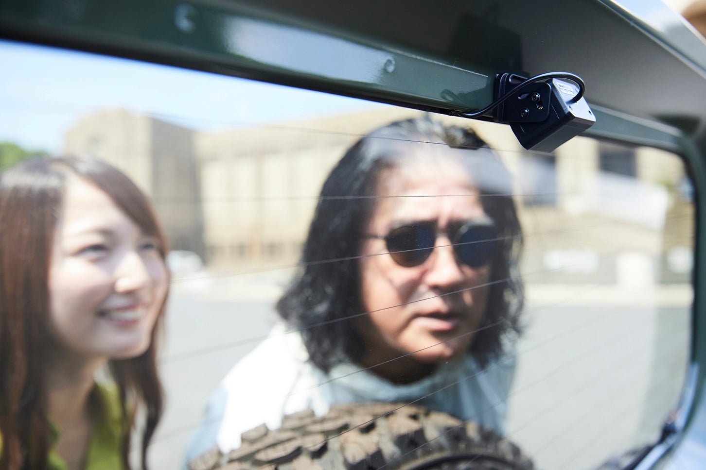 後付け簡単！ データシステムのデジタルルームミラー「DRM6030」を、動車ライターの嶋田智之さんと深山幸代さんが紹介します！