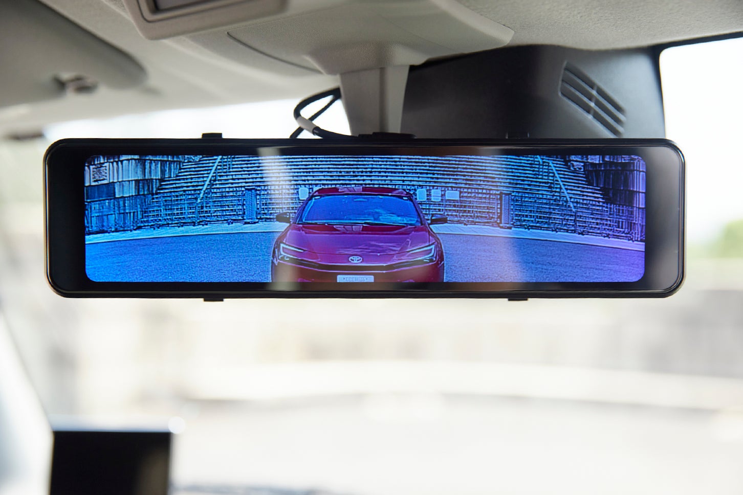 後付け簡単！ データシステムのデジタルルームミラー「DRM6030」を、動車ライターの嶋田智之さんと深山幸代さんが紹介します！