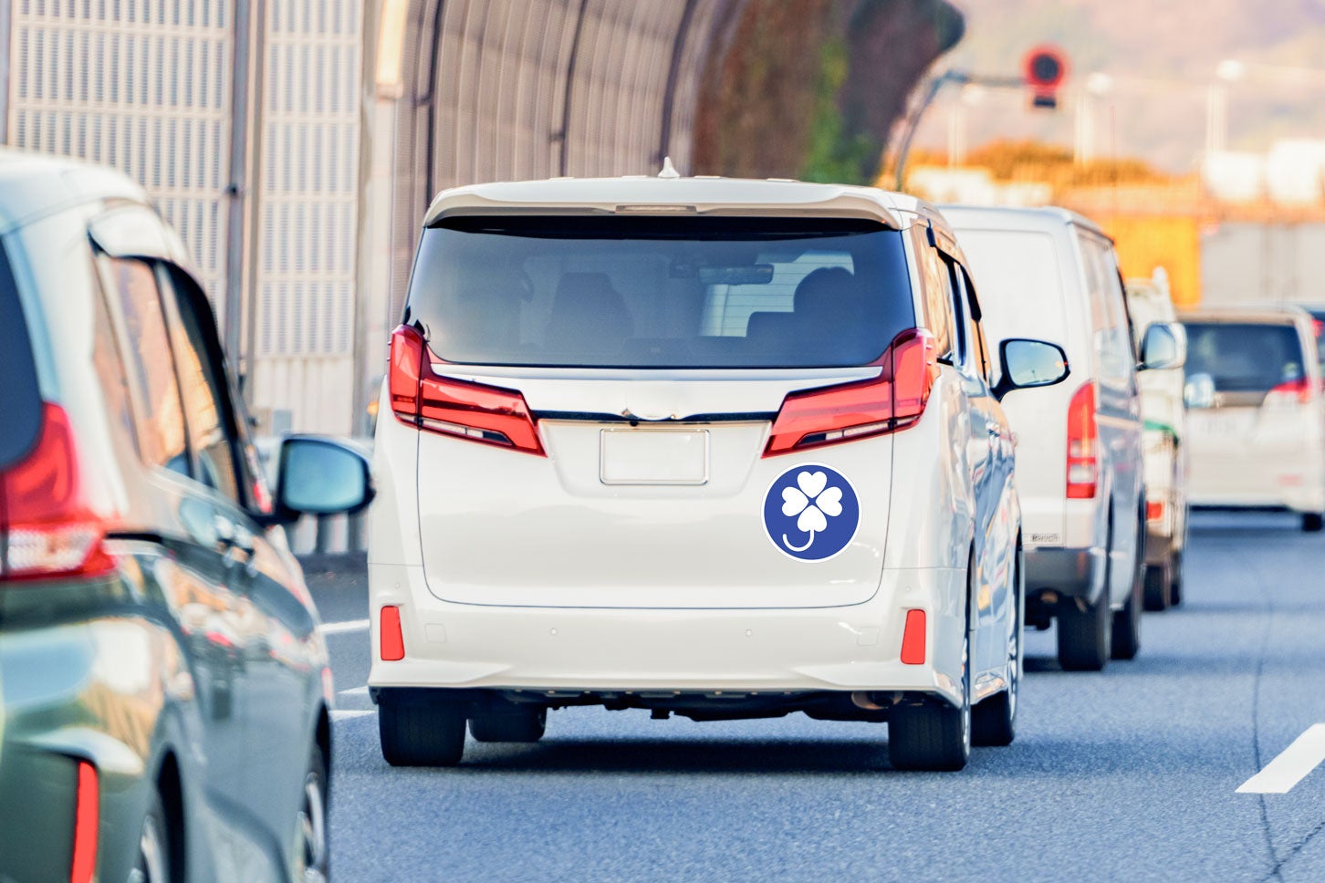 身体障害者標識を貼り付けた車両のイメージ。(c)oka – stock.adobe.com