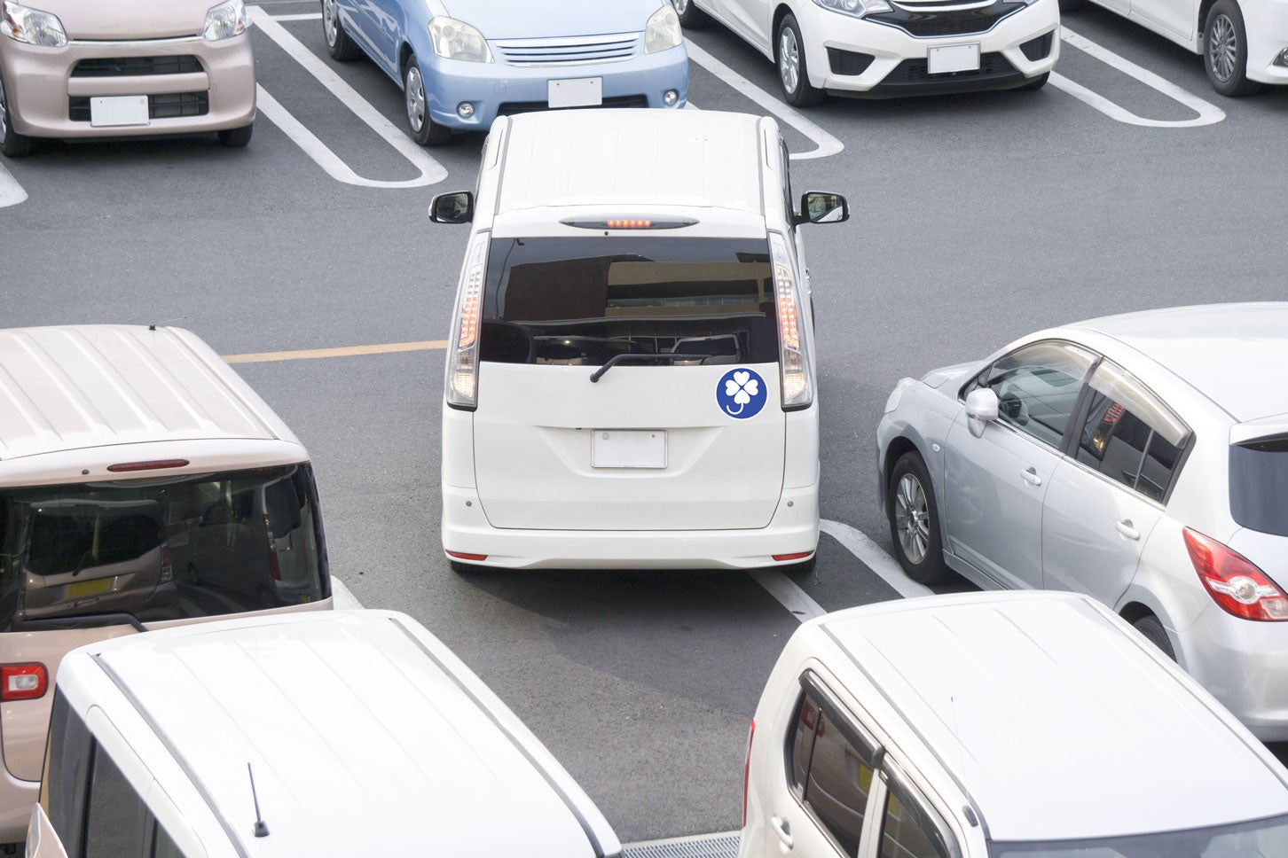 身体障害者標識を貼り付けた車両のイメージ。(c)xiaosan – stock.adobe.com