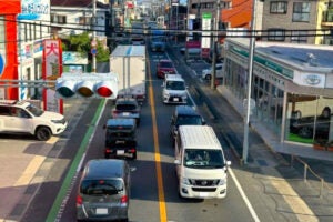 渋滞する国道24号