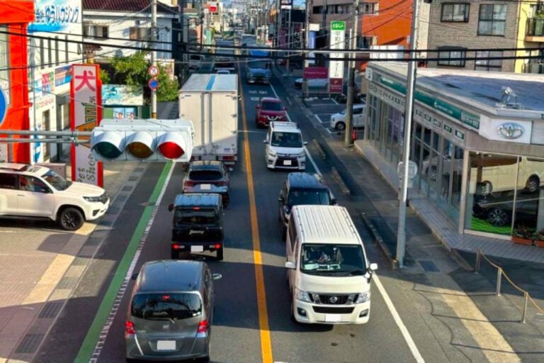 渋滞する国道24号