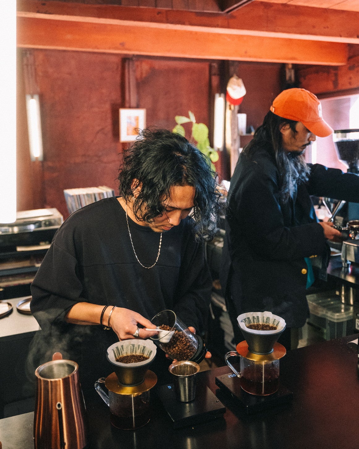 リョウタが働く京都のカフェ「CHALLE」。落ち着いた店内で味わうコーヒーは格別。