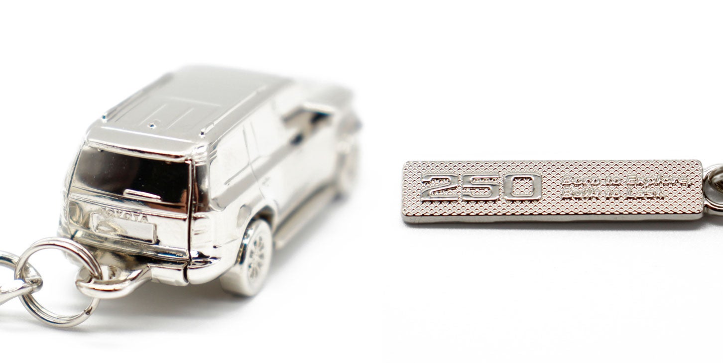 チャームとシリアルナンバーの刻印入りプレートで構成されている。