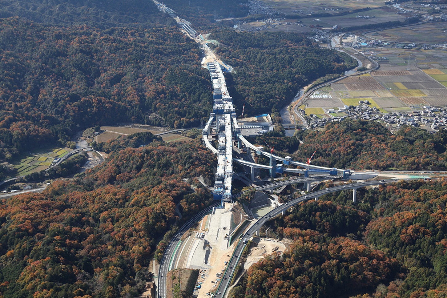 新名神高速 大津JCT付近の工事状況。2023年11月時点。