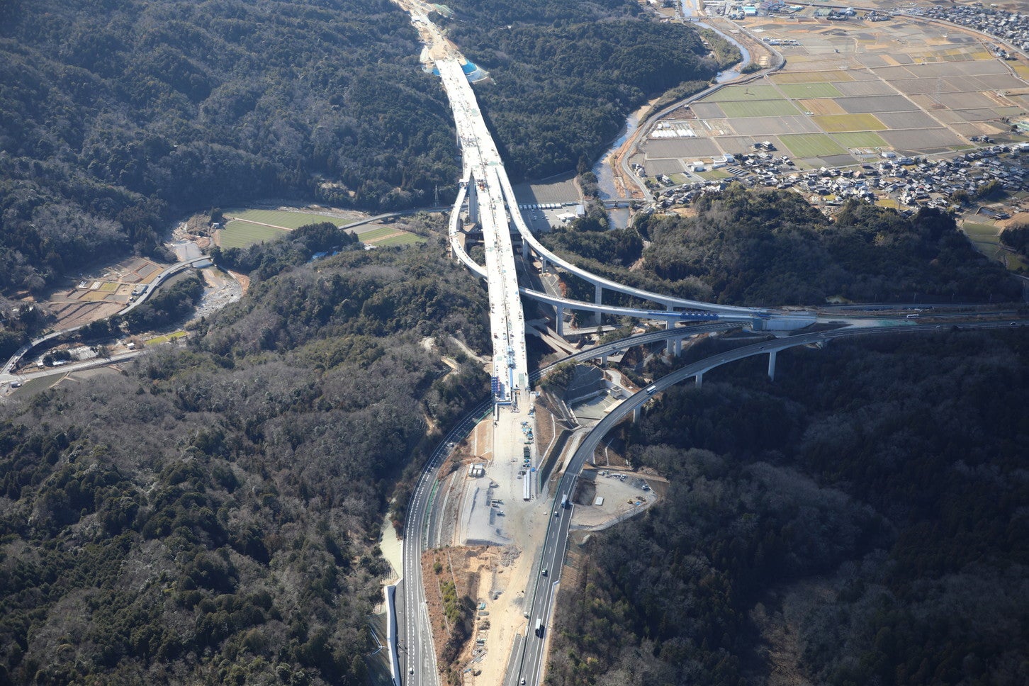 新名神高速 大津JCT付近の工事状況。2024年5月時点。