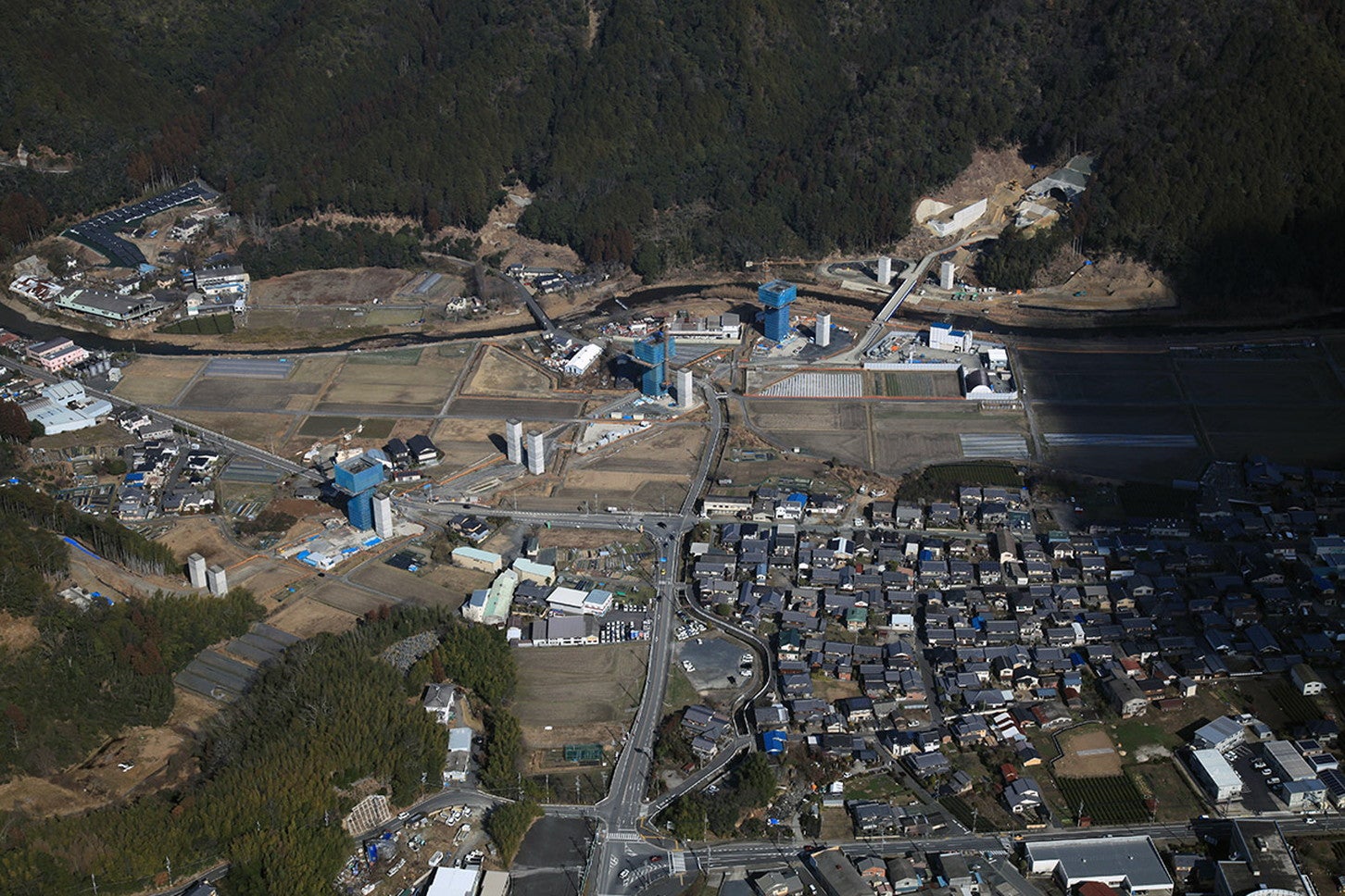 新名神高速 宇治田原トンネル西側坑口付近の工事状況。2021年2月時点。