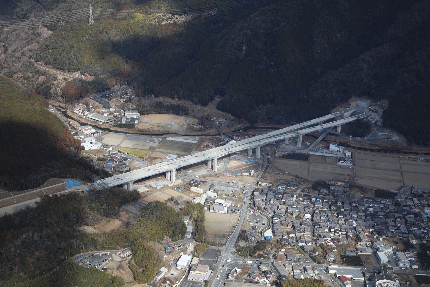 新名神高速 宇治田原トンネル西側坑口付近の工事状況。2025年2月時点。