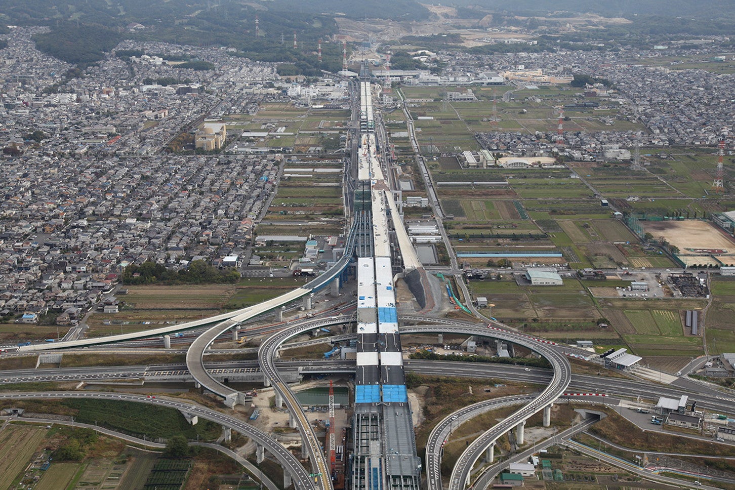 新名神高速 城陽高架橋（仮称）付近の工事状況。2023年11月時点。