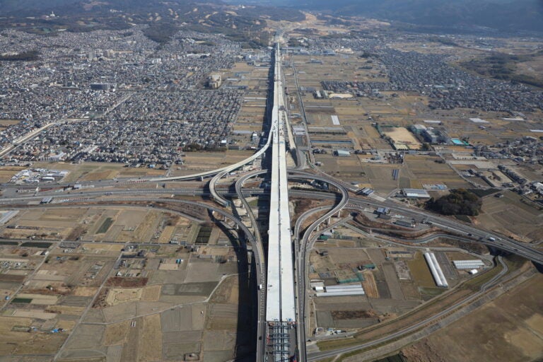 新名神高速 城陽高架橋（仮称）付近の工事状況。2025年2月時点。