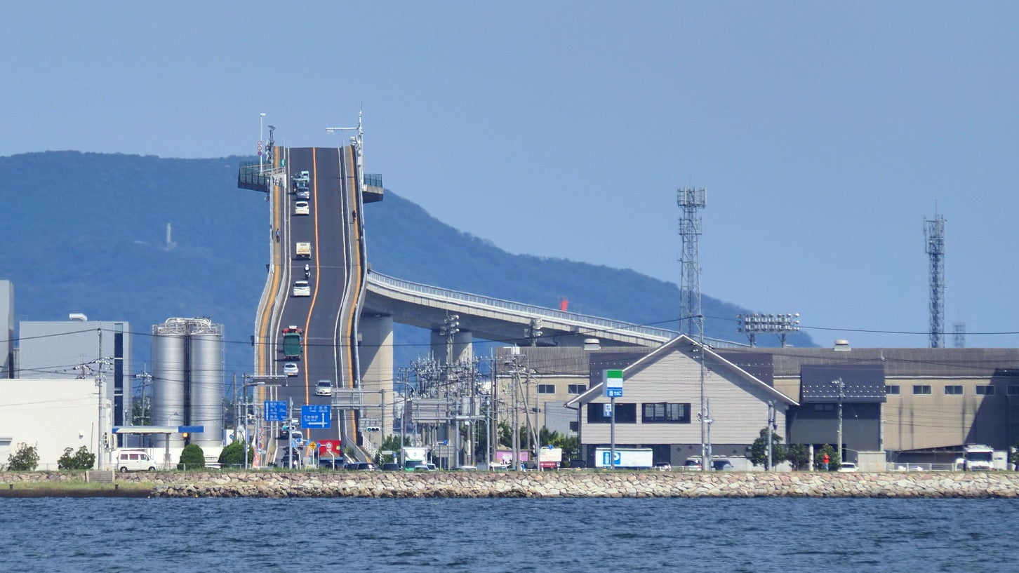 境港市にある江島大橋（べた踏み坂）。　(c)川井泰行 – stock.adobe.com