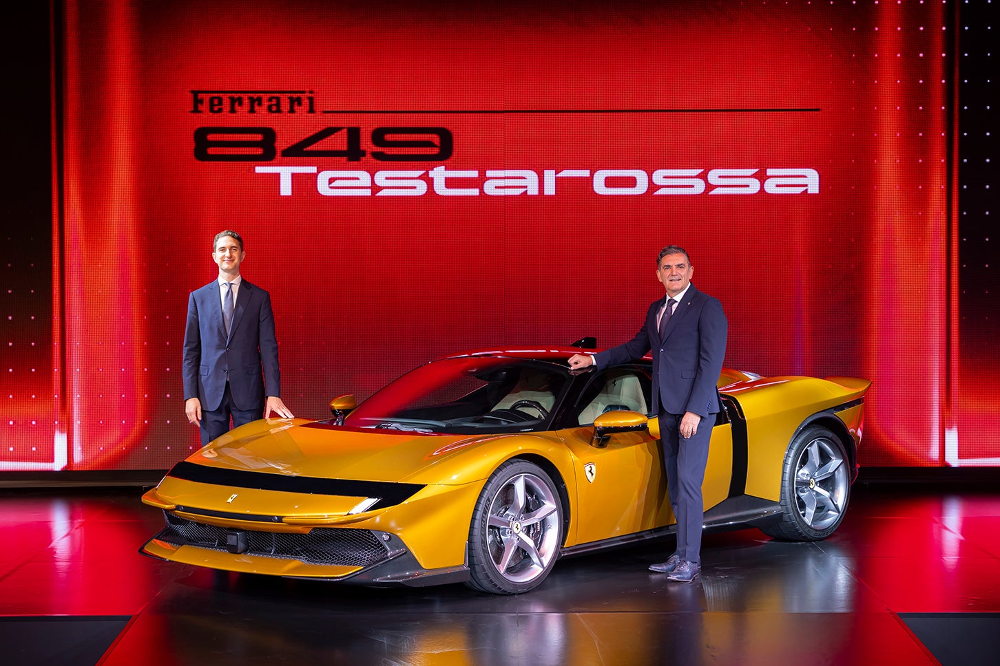 フェラーリ849テスタロッサ｜プロダクトマーケティングマネージャーのマルコ・スペッソット氏（写真左）とフェラーリ・ジャパンのドナーと・ロマニエッロ社長（同右）