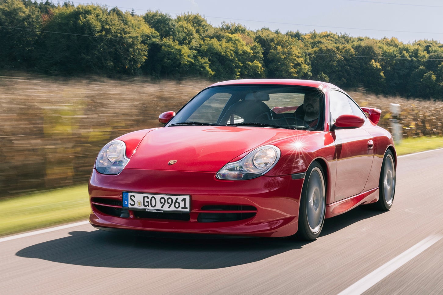 ポルシェ911 GT3（996型）｜1999年3月のジュネーブ・モーターショーで発表された初代GT3。360ps/370Nmを発揮する自然吸気式の3.6リッター水平対向6気筒エンジンを搭載。6速MTを組み合わせ、0-100km/h加速4.8秒、最高速302km/hをマークする。2002年発表の後期型では最高出力/最大トルクが381ps/385Nmにアップし、0-100km/h加速は4.5秒、最高速は306km/hに。
