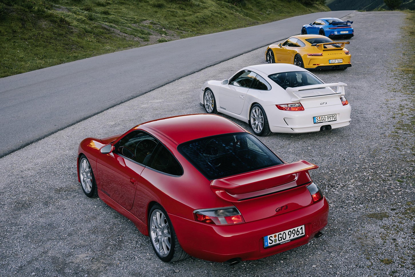 歴代ポルシェ911 GT3｜写真手前から1999年登場の996型、2006年の997型、2013年の991型、2021年の992型
