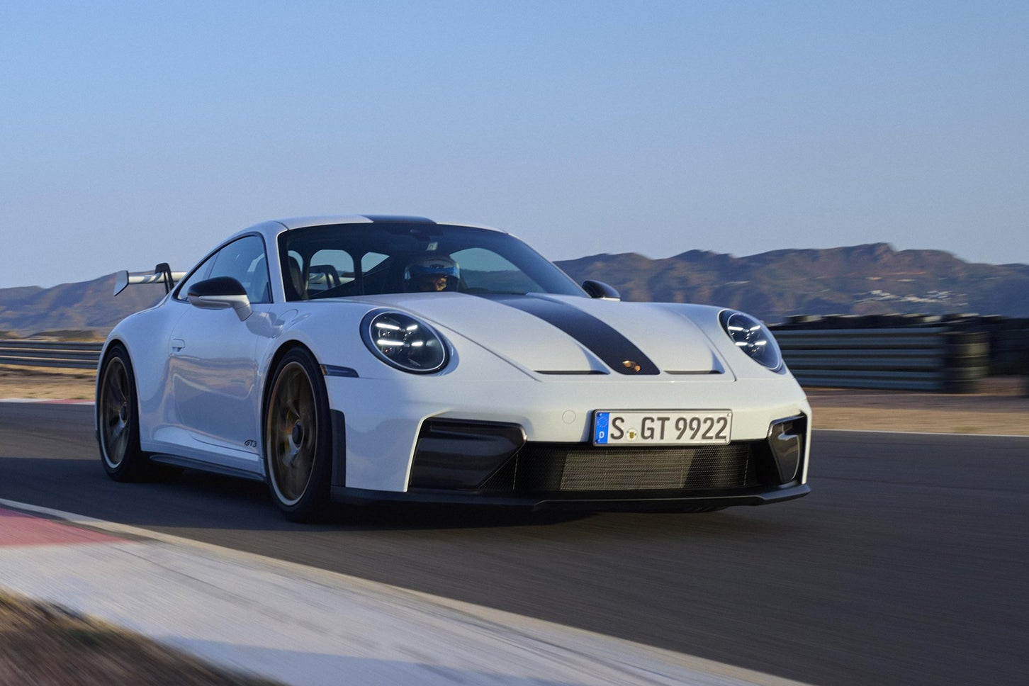 ポルシェ911 GT3（992.2型）| 2024年10月に発表された最新の911 GT3。自然吸気式4.0リッター水平対向6気筒エンジンは510ps/450Nmを発揮する。0-100km/h加速は7速DCT（PDK）で3.4秒、6速MTで3.9秒をマークし、最高速はそれぞれ311km/h、313km/hを実現
