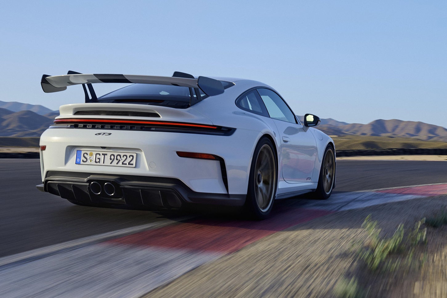 ポルシェ911 GT3（992.2型）｜Porsche 911 GT3（type 992.2）※写真はオプションの「ヴァイザッハ パッケージ」装着車