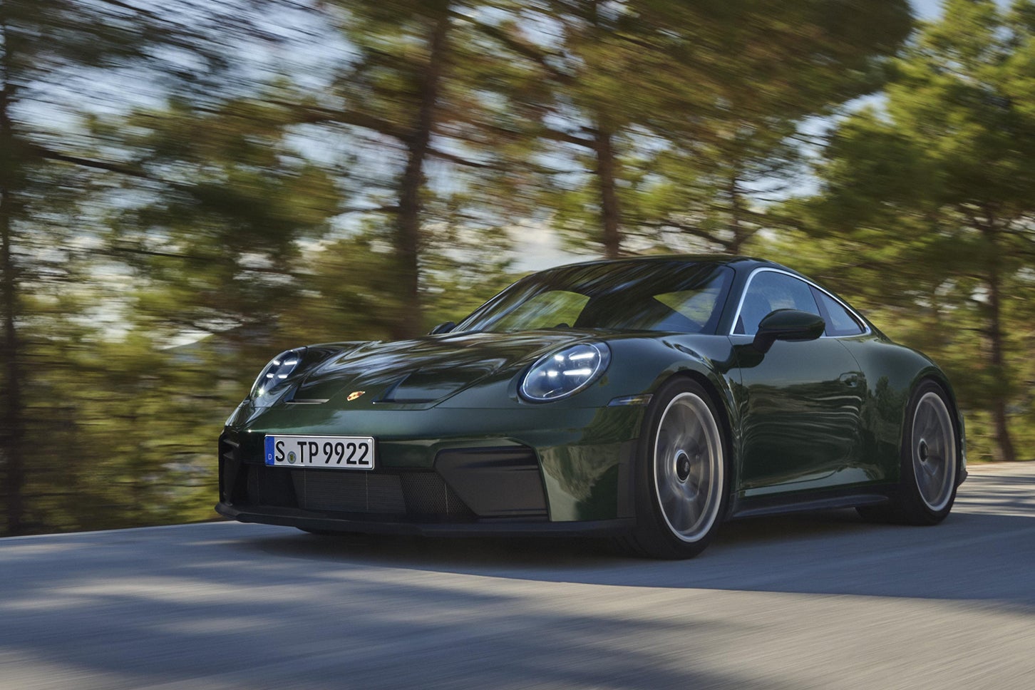 ポルシェ911 GT3ツーリングパッケージ（992.2型）｜2024年10月に911 GT3と同時に発表。エンジンスペックや加速性能はGT3と同じ。大型リヤウイングを備えておらず、リヤシートの有無を選べるのが特徴