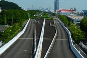 未完成のままになっている、横浜市金沢区の国道357号。