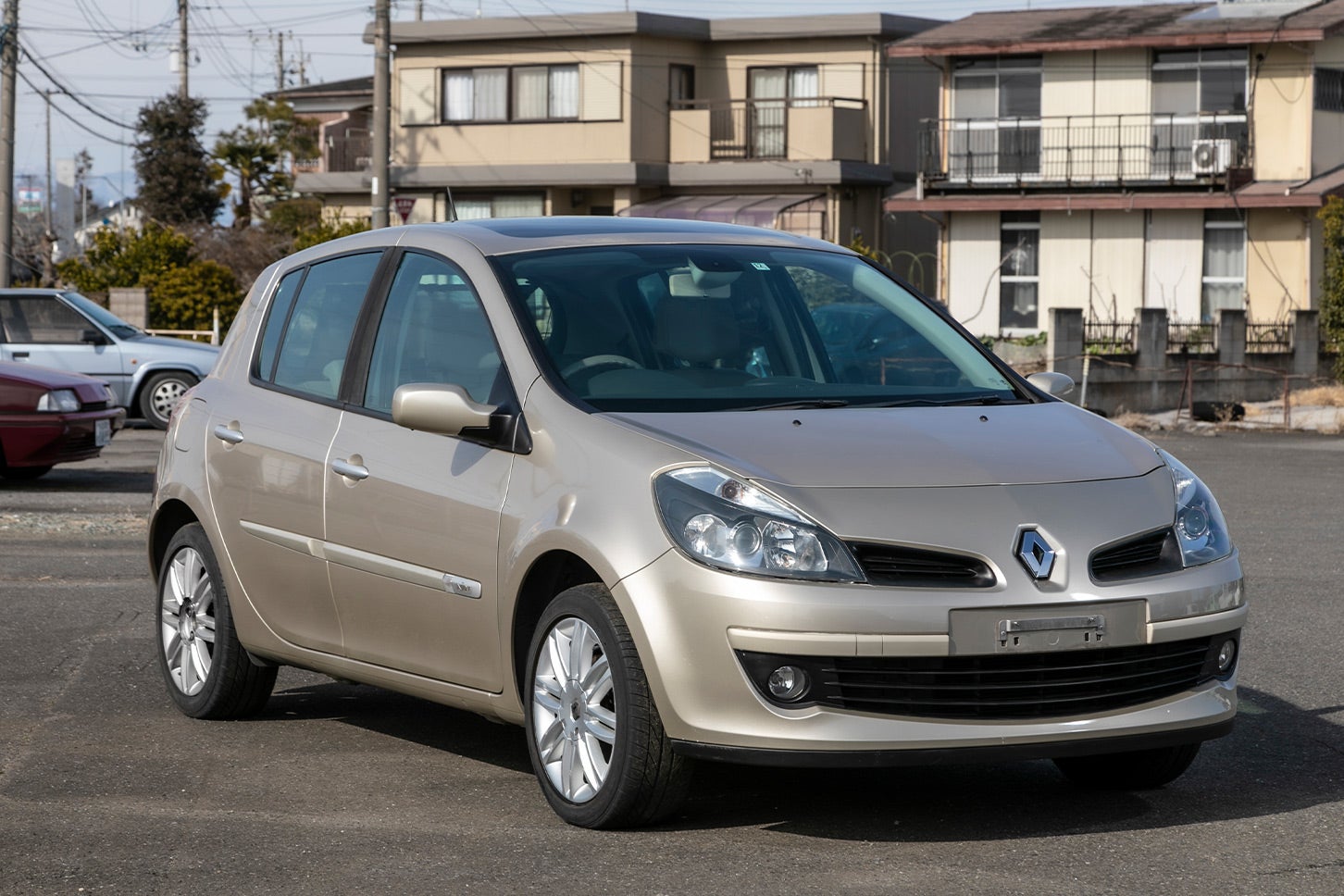 洗車とヘッドライトの黄ばみ取りを終えたルノー ルーテシア。